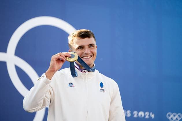 GESTIN Nicolas (Frankreich) jubelt ueber den Sieg und die Gold Medaille auf dem Podium bei der Siegerehrung, FRA, Olympische Spiele Paris 2024, Kanuslalom, Herren Canadier C1, 29.07.2024 FRA, Olympische Spiele Paris 2024, Kanuslalom, Herren Canadier C1, 29.07.2024 Vaires sur Marne Copyright: xEibner-Pressefoto Memmlerx EP_MMR