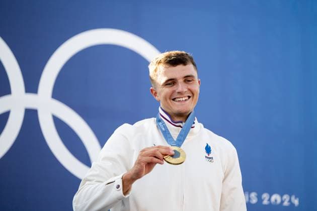 GESTIN Nicolas (Frankreich) jubelt ueber den Sieg und die Gold Medaille auf dem Podium bei der Siegerehrung, FRA, Olympische Spiele Paris 2024, Kanuslalom, Herren Canadier C1, 29.07.2024 FRA, Olympische Spiele Paris 2024, Kanuslalom, Herren Canadier C1, 29.07.2024 Vaires sur Marne Copyright: xEibner-Pressefoto Memmlerx EP_MMR