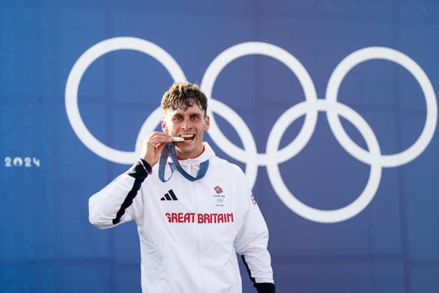 BURGESS Adam (Großbritannien) jubelt ueber Platz 2 und die Silber Medaille auf dem Podium bei der Siegerehrung, FRA, Olympische Spiele Paris 2024, Kanuslalom, Herren Canadier C1, 29.07.2024 FRA, Olympische Spiele Paris 2024, Kanuslalom, Herren Canadier C1, 29.07.2024 Vaires sur Marne Copyright: xEibner-Pressefoto Memmlerx EP_MMR