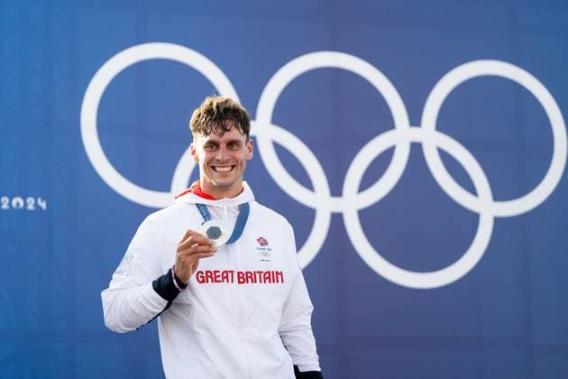 BURGESS Adam (Großbritannien) jubelt ueber Platz 2 und die Silber Medaille auf dem Podium bei der Siegerehrung, FRA, Olympische Spiele Paris 2024, Kanuslalom, Herren Canadier C1, 29.07.2024 FRA, Olympische Spiele Paris 2024, Kanuslalom, Herren Canadier C1, 29.07.2024 Vaires sur Marne Copyright: xEibner-Pressefoto Memmlerx EP_MMR