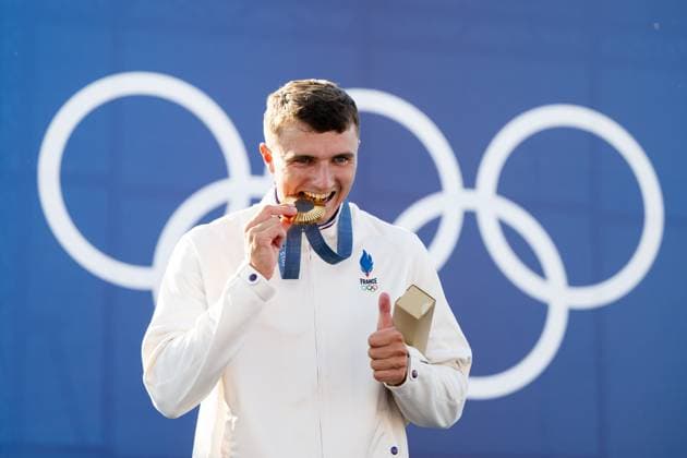 GESTIN Nicolas (Frankreich) jubelt ueber den Sieg und die Gold Medaille auf dem Podium bei der Siegerehrung, FRA, Olympische Spiele Paris 2024, Kanuslalom, Herren Canadier C1, 29.07.2024 FRA, Olympische Spiele Paris 2024, Kanuslalom, Herren Canadier C1, 29.07.2024 Vaires sur Marne Copyright: xEibner-Pressefoto Memmlerx EP_MMR