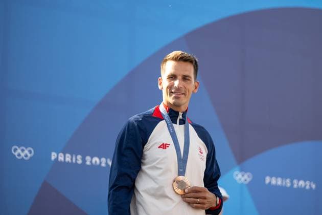 BENUS Matej (Slowakei) jubelt ueber Platz 3 und die Bronze Medaille auf dem Podium bei der Siegerehrung, FRA, Olympische Spiele Paris 2024, Kanuslalom, Herren Canadier C1, 29.07.2024 FRA, Olympische Spiele Paris 2024, Kanuslalom, Herren Canadier C1, 29.07.2024 Vaires sur Marne Copyright: xEibner-Pressefoto Memmlerx EP_MMR