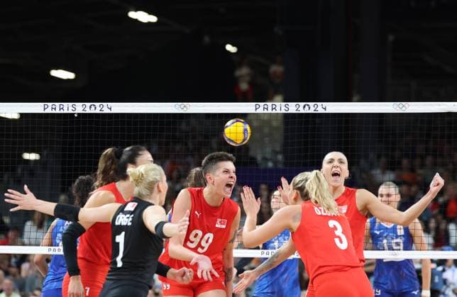 (240729) -- PARIS, July 29, 2024 -- Athletes of T¨¹rkiye celebrate scoring during the women s preliminary round pool C of volleyball between T¨¹rkiye and the Netherlands at the Paris 2024 Olympic Games, Olympische Spiele, Olympia, OS in Paris, France, July 29, 2024. ) (PARIS2024) FRANCE-PARIS-OLY-VOLLEYBALL LixGang 