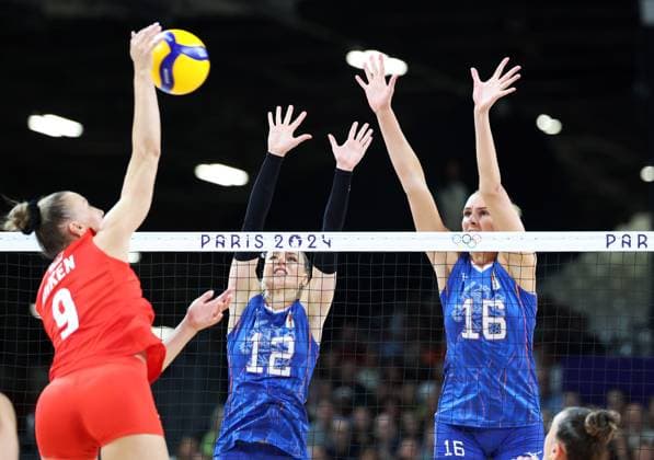 (240729) -- PARIS, July 29, 2024 -- Meliha Diken (L) of T¨¹rkiye spikes the ball during the women s preliminary round pool C of volleyball between T¨¹rkiye and the Netherlands at the Paris 2024 Olympic Games, Olympische Spiele, Olympia, OS in Paris, France, July 29, 2024. ) (PARIS2024) FRANCE-PARIS-OLY-VOLLEYBALL LixGang 