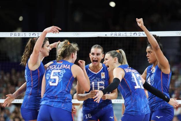 (240729) -- PARIS, July 29, 2024 -- Athletes of the Netherlands celebrate scoring during the women s preliminary round pool C of volleyball between T¨¹rkiye and the Netherlands at the Paris 2024 Olympic Games, Olympische Spiele, Olympia, OS in Paris, France, July 29, 2024. ) (PARIS2024) FRANCE-PARIS-OLY-VOLLEYBALL LixGang 