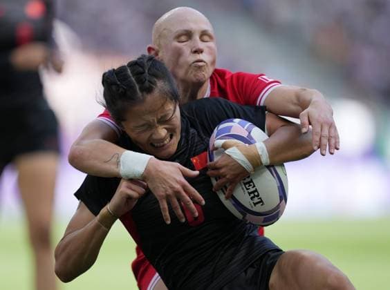 (240729) -- PARIS, July 29, 2024 -- Wang Wanyu (front) of China vies with Olivia Apps of Cananda during the rugby sevens women s pool A match between China and Canada at Paris 2024 Olympic Games, Olympische Spiele, Olympia, OS in Paris, France, July 29, 2024. ) (PARIS2024) FRANCE-PARIS-OLY-RUGBY SEVENS LuixSiuxWai 