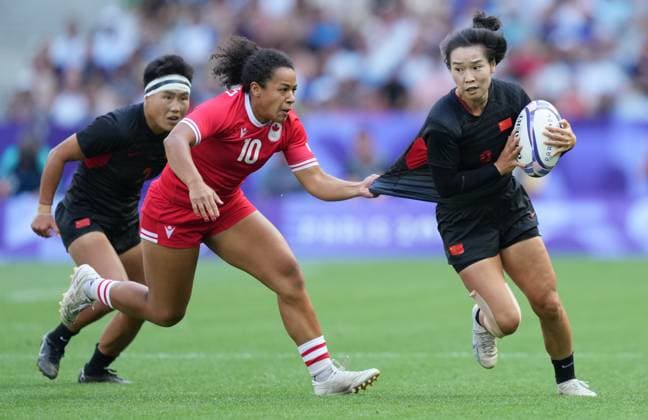(240729) -- PARIS, July 29, 2024 -- Yang Feifei (R) of China vies with Fancy Bermudez of Cananda during the rugby sevens women s pool A match between China and Canada at Paris 2024 Olympic Games, Olympische Spiele, Olympia, OS in Paris, France, July 29, 2024. ) (PARIS2024) FRANCE-PARIS-OLY-RUGBY SEVENS LuixSiuxWai 