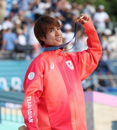 Japan s Yuto Horigome smiles with his gold medal in the Men s Street Skateboard final at Place De La Concorde on the third day of the Paris Olympics on Monday, July 29, 2024. Japan s Horigome won the gold medal with USA s Eaton and Huston in silver and bronze medals  OLY20240729927 HUGOxPHILPOTT
