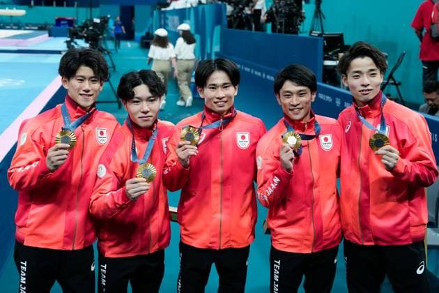 PARIS, FRANCE - JULY 29: L-R) Hashimoto Daiki of Japan, Oka Shinnosuke of Japan, Kaya Kazuma of Japan, Tanigawa Wataru of Japan, Sugino Takaaki of Japan pose with their gold medal after their victory during the Men s Artistic Gymnastics Team Final on day three of the Olympic Games, Olympische Spiele, Olympia, OS Paris 2024 at Bercy Arena on July 29, 2024 in Paris, France. Paris Bercy Arena France Copyright: xJustPictures.ch DanielaxPorcellix jp-en-EuSpIm-20240729-_DP11883