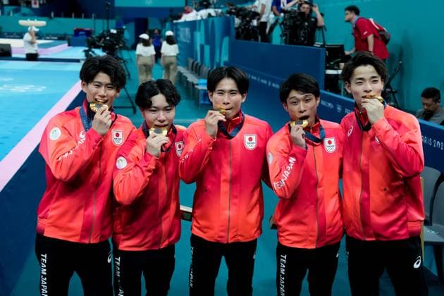 PARIS, FRANCE - JULY 29: L-R) Hashimoto Daiki of Japan, Oka Shinnosuke of Japan, Kaya Kazuma of Japan, Tanigawa Wataru of Japan, Sugino Takaaki of Japan pose with their gold medal after their victory during the Men s Artistic Gymnastics Team Final on day three of the Olympic Games, Olympische Spiele, Olympia, OS Paris 2024 at Bercy Arena on July 29, 2024 in Paris, France. Paris Bercy Arena France Copyright: xJustPictures.ch DanielaxPorcellix jp-en-EuSpIm-20240729-_DP11893