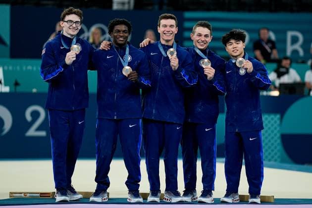 PARIS, FRANCE - JULY 29: L-R) Stephen Nedoroscik of United States, Frederick Richard of United States, Brody Malone of United States, Paul Juda of United States, Asher Hong of United States pose for a photo with their bronze medalduring the Men s Artistic Gymnastics Team Final on day three of the Olympic Games, Olympische Spiele, Olympia, OS Paris 2024 at Bercy Arena on July 29, 2024 in Paris, France. Paris Bercy Arena France Copyright: xJustPictures.ch DanielaxPorcellix jp-en-EuSpIm-20240729-_DP21305
