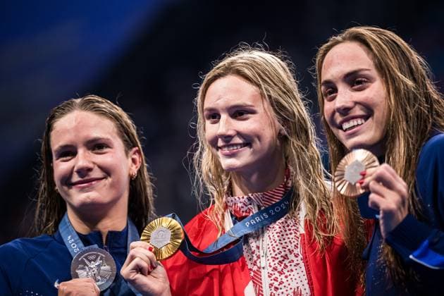 240729 Emma Weyant of USA, Summer McIntosh of Canada and Katie Grimes of USA celebrate on the podium after competing in the 400 meters individual swimming medley final during day 3 of the Paris 2024 Olympic Games, Olympische Spiele, Olympia, OS on July 29, 2024 in Paris. Photo: Maxim Thore BILDBYRAN kod MT MT0629 simning swimming svomming olympic games olympics os ol olympiska spel olympiske leker paris 2024 paris-os paris-ol 3 bbeng jubel Copyright: MAXIMxTHORE BB240729MT066