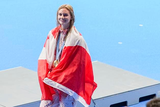 NANTERRE, FRANCE - JULY 29: Summer McIntosh of Canada celebrates her gold wearing a Canada Flag during the Women™s 400m Individual Medley Medal Ceremony on day three of the Olympic Games, Olympische Spiele, Olympia, OS Paris 2024 at Paris La Defense Arena on July 29, 2024 in Nanterre, France. Nanterre Paris La Defense Arena France Copyright: xJustPictures.ch JarixPestelaccix jp-en-EuSpIm-JPH04118