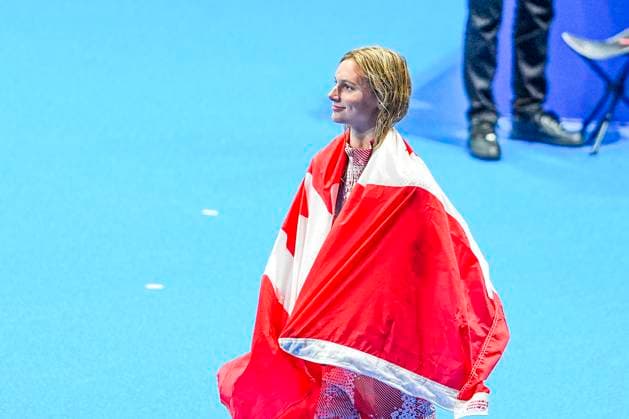 NANTERRE, FRANCE - JULY 29: Summer McIntosh of Canada celebrates her gold wearing a Canada Flag during the Women™s 400m Individual Medley Medal Ceremony on day three of the Olympic Games, Olympische Spiele, Olympia, OS Paris 2024 at Paris La Defense Arena on July 29, 2024 in Nanterre, France. Nanterre Paris La Defense Arena France Copyright: xJustPictures.ch JarixPestelaccix jp-en-EuSpIm-JPH04115