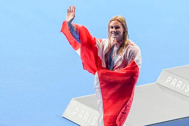 Sport Bilder des Tages NANTERRE, FRANCE - JULY 29: Summer McIntosh of Canada celebrates her gold wearing a Canada Flag during the Women™s 400m Individual Medley Medal Ceremony on day three of the Olympic Games, Olympische Spiele, Olympia, OS Paris 2024 at Paris La Defense Arena on July 29, 2024 in Nanterre, France. Nanterre Paris La Defense Arena France Copyright: xJustPictures.ch JarixPestelaccix jp-en-EuSpIm-JPH04119