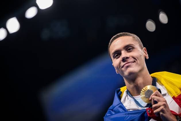 240729 David Popovici of Romania celebrates on the podium after winning the men™s 200 meters freestyle swimming final during day 3 of the Paris 2024 Olympic Games, Olympische Spiele, Olympia, OS on July 29, 2024 in Paris. Photo: Maxim Thore BILDBYRAN kod MT MT0629 simning swimming svomming olympic games olympics os ol olympiska spel olympiske leker paris 2024 paris-os paris-ol 3 bbeng jube Copyright: MAXIMxTHORE BB240729MT075