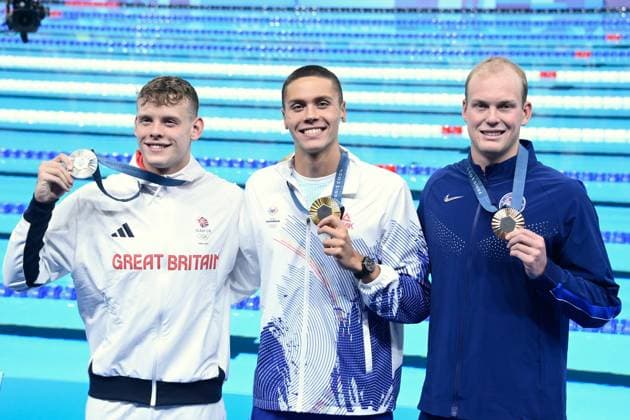 Popovici David ( ROU ) , Matthew Richards ( GBR ) and Luke Hobbson ( USA ) celebrate with medals during the 2024 Olympics Games Swimming at Paris La Defense Arena on July 29, 2024 in Paris, France. ( Photo by federico pestellini DPPI Panoramic ) - JO 2024 : Natation - Jeux Olympiques 2024 - Paris2024 - Paris - 29 07 2024 DPPI Panoramic 