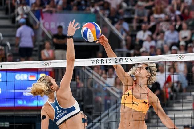 Alexia Richard (France) und Laura Ludwig (Germany) battle for the ball during the Women s Beach volleyball, Beachvolleyball Preliminary Round - Group F match between Lezana Placette, Alexia Richard France and Laura Ludwig, Louisa Lippmann Germany on Day 3 of the Olympic Games, Olympische Spiele, Olympia, OS Paris 2024 at Eiffel Tower Stadium on July 29, 2024 in Paris, France.