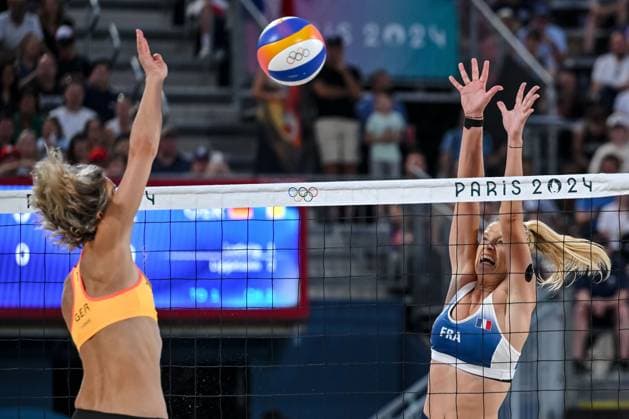Louisa Lippmann (Germany) und Alexia Richard (France) battle for the ball during the Women s Beach volleyball, Beachvolleyball Preliminary Round - Group F match between Lezana Placette, Alexia Richard France and Laura Ludwig, Louisa Lippmann Germany on Day 3 of the Olympic Games, Olympische Spiele, Olympia, OS Paris 2024 at Eiffel Tower Stadium on July 29, 2024 in Paris, France.