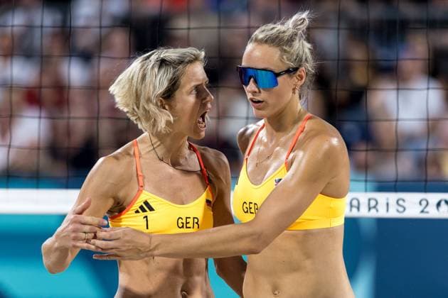 Olympische Spiele Beach volleyball, Beachvolleyball ; Paris 29.07.2024 Laura Ludwig of Germany, left, and Louisa Lippmann of Germany in the beach volleyball preliminary phase game: France (Placette Richard) vs Germany (Ludwig Lippmann) at the Olympic Games, Olympische Spiele, Olympia, OS Paris 29.07.2024. Copyright: xBEAUTIFULxSPORTS OlafxRellischx