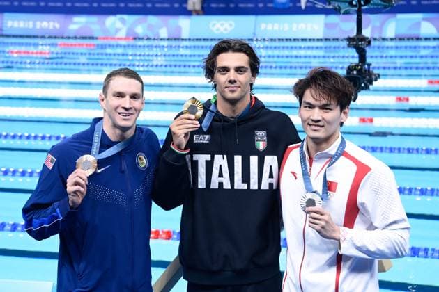 Thomas Ceccon ( ITA ) , Xu Jiayu ( CHN ) and Ryan Murphy ( USA ) celebrate with medals during the 2024 Olympics Games Swimming 100 backstroke at Paris La Defense Arena on July 29, 2024 in Paris, France. ( Photo by federico pestellini DPPI Panoramic ) - JO 2024 : Natation - Jeux Olympiques 2024 - Paris2024 - Paris - 29 07 2024 DPPI Panoramic 