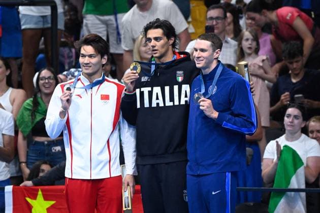 Thomas Ceccon ( ITA ) , Xu Jiayu ( CHN ) and Ryan Murphy ( USA ) celebrate with medals during the 2024 Olympics Games Swimming 100 backstroke at Paris La Defense Arena on July 29, 2024 in Paris, France. ( Photo by federico pestellini DPPI Panoramic ) - JO 2024 : Natation - Jeux Olympiques 2024 - Paris2024 - Paris - 29 07 2024 DPPI Panoramic 