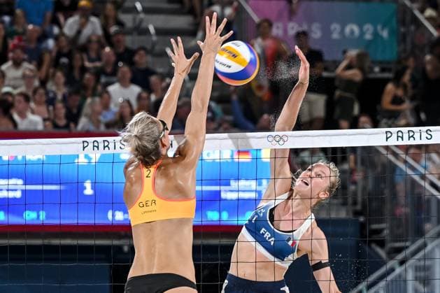 Louisa Lippmann (Germany) und Lezana Placette (France) battle for the ball during the Women s Beach volleyball, Beachvolleyball Preliminary Round - Group F match between Lezana Placette, Alexia Richard France and Laura Ludwig, Louisa Lippmann Germany on Day 3 of the Olympic Games, Olympische Spiele, Olympia, OS Paris 2024 at Eiffel Tower Stadium on July 29, 2024 in Paris, France.