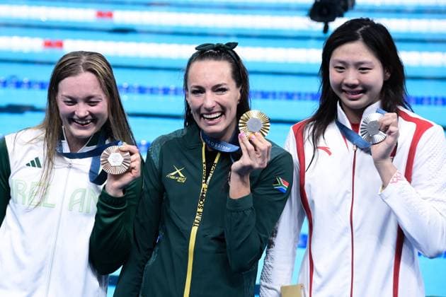 Tatjana Smith ( RSA ) , Qianting Tang ( CHN ) and Mona Mc Sharry ( IRE ) celebrates with medals during the 2024 Olympics Games Swimming 100 m breaststroke at Paris La Defense Arena on July 29, 2024 in Paris, France. ( Photo by federico pestellini DPPI Panoramic ) - JO 2024 : Natation - Jeux Olympiques 2024 - Paris2024 - Paris - 29 07 2024 DPPI Panoramic 