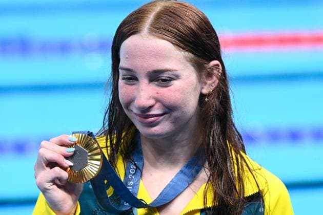 Mollie O Callaghan ( AUS ) celebrates with her medal during the 2024 Olympics Games Swimming 200 m freestyle at Paris La Defense Arena on July 29, 2024 in Paris, France. ( Photo by federico pestellini DPPI Panoramic ) - JO 2024 : Natation - Jeux Olympiques 2024 - Paris2024 - Paris - 29 07 2024 DPPI Panoramic 