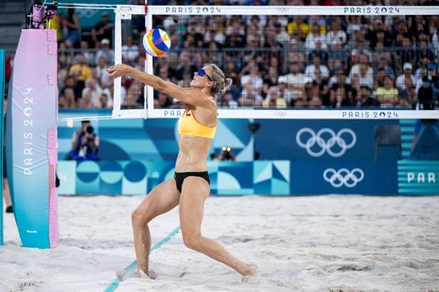 IPPMANN Louisa (Deutschland) am Ball, PLACETTE Lezana, RICHARD Alexia (Frankreich) vs LUDWIG Laura, LIPPMANN Louisa (Deutschland), FRA, Olympische Spiele Paris 2024, Beachvolleyball, Frauen Preliminary Round Pool F, 29.07.2024 FRA, Olympische Spiele Paris 2024, Beachvolleyball, Frauen Preliminary Round Pool F, 29.07.2024 Paris Copyright: xEibner-Pressefoto Memmlerx EP_MMR