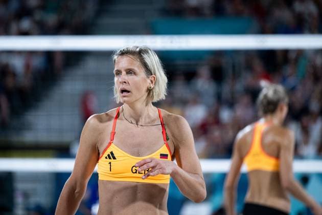 LUDWIG Laura (Deutschland) ist unzufrieden, PLACETTE Lezana, RICHARD Alexia (Frankreich) vs LUDWIG Laura, LIPPMANN Louisa (Deutschland), FRA, Olympische Spiele Paris 2024, Beachvolleyball, Frauen Preliminary Round Pool F, 29.07.2024 FRA, Olympische Spiele Paris 2024, Beachvolleyball, Frauen Preliminary Round Pool F, 29.07.2024 Paris Copyright: xEibner-Pressefoto Memmlerx EP_MMR