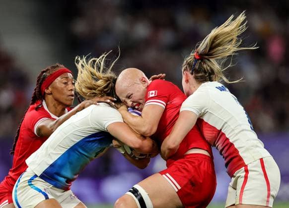 Sport Themen der Woche KW31 Sport Bilder des Tages Paris 2024 Olympic Games, Olympische Spiele, Olympia, OS Stade de France, Saint-Denis, Paris, France 29 7 2024 Women™s Rugby Sevens - Quarter-Final France vs Canada France™s Chloe Jacquet with Olivia Apps of Canada Chloe Jacquet with Olivia Apps 29 7 2024  Copyright: x INPHO DanxSheridanx C36I9375