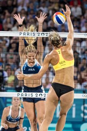 Olympische Spiele Beach volleyball, Beachvolleyball ; Paris 29.07.2024 Louisa Lippmann of Germany in action in the beach volleyball preliminary phase game: France (Placette Richard) vs Germany (Ludwig Lippmann) at the Olympic Games, Olympische Spiele, Olympia, OS Paris 29.07.2024. Copyright: xBEAUTIFULxSPORTS OlafxRellischx