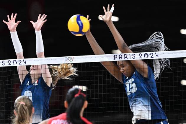 (240729) -- PARIS, July 29, 2024 -- Amandha Sylves of France blocks an attack during the women s volleyball preliminary round pool A match between Serbia and France at Paris 2024 Olympic Games, Olympische Spiele, Olympia, OS in Paris, France, July 29, 2024. ) (PARIS2024) FRANCE-PARIS-OLY-VOLLEYBALL JuxHuanzong 