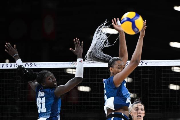 (240729) -- PARIS, July 29, 2024 -- Halimatou Bah (L) and Amandha Sylves of France block an attack during the women s volleyball preliminary round pool A match between Serbia and France at Paris 2024 Olympic Games, Olympische Spiele, Olympia, OS in Paris, France, July 29, 2024. ) (PARIS2024) FRANCE-PARIS-OLY-VOLLEYBALL JuxHuanzong 