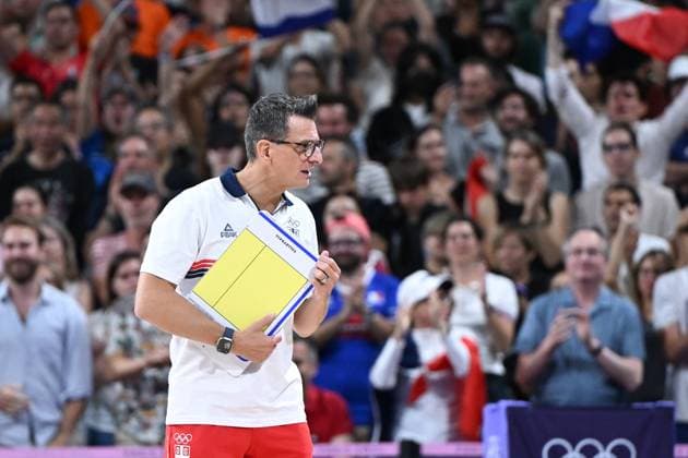 (240729) -- PARIS, July 29, 2024 -- Head coach Giovanni Guidetti of Serbia gives instructions during the women s volleyball preliminary round pool A match between Serbia and France at Paris 2024 Olympic Games, Olympische Spiele, Olympia, OS in Paris, France, July 29, 2024. ) (PARIS2024) FRANCE-PARIS-OLY-VOLLEYBALL JuxHuanzong 
