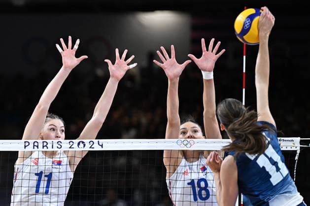 (240729) -- PARIS, July 29, 2024 -- Hena Kurtagic (L) and Tijana Boskovic (C) of Serbia block an attack during the women s volleyball preliminary round pool A match between Serbia and France at Paris 2024 Olympic Games, Olympische Spiele, Olympia, OS in Paris, France, July 29, 2024. ) (PARIS2024) FRANCE-PARIS-OLY-VOLLEYBALL JuxHuanzong 