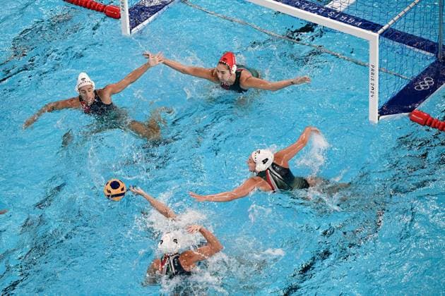 Paris 2024, Wasserball, Frauen, Ungarn - Kanada (240729) -- PARIS, July 29, 2024 -- Goalkeeper Alda Magyari of Hungary (top) reacts during the women s preliminary round group A match of Water polo, Wasserball between Hungary and Canada at the Paris 2024 Olympic Games, Olympische Spiele, Olympia, OS in Paris, France, July 29, 2024. Chen Yichen) (PARIS2024)FRANCE-PARIS-OLY-WATER POLO chenyichen