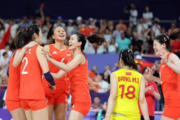(240729) -- PARIS, July 29, 2024 -- Players of China celebrate winning the women s volleyball preliminary round pool A match between China and the United States at Paris 2024 Olympic Games, Olympische Spiele, Olympia, OS in Paris, France, July 29, 2024. Li Gang) (PARIS2024) FRANCE-PARIS-OLY-VOLLEYBALL ligang 