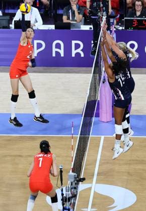 (240729) -- PARIS, July 29, 2024 -- Zhu Ting (top L) of China spikes the ball during the women s volleyball preliminary round pool A match between China and the United States at Paris 2024 Olympic Games, Olympische Spiele, Olympia, OS in Paris, France, July 29, 2024. Li Gang) (PARIS2024) FRANCE-PARIS-OLY-VOLLEYBALL ligang 