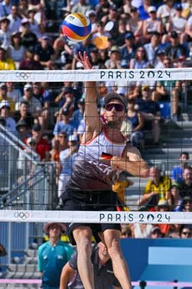 Olympische Spiele Beach volleyball, Beachvolleyball ; Paris 30.07.2024 Vorrunde, Herren, GER_FRA, Clemens Wickler (2, GER), Copyright: xBEAUTIFULxSPORTS TomxBlochx