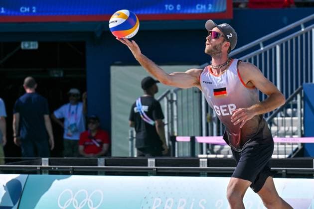 Olympische Spiele Beach volleyball, Beachvolleyball ; Paris 30.07.2024 Vorrunde, Herren, GER_FRA, Clemens Wickler (2, GER), Copyright: xBEAUTIFULxSPORTS TomxBlochx
