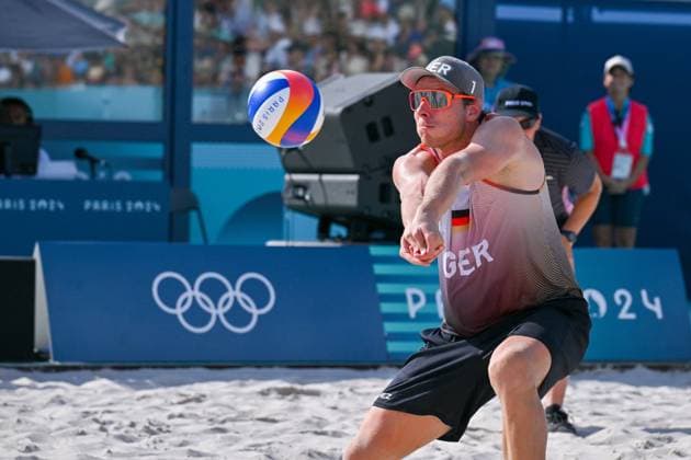 Olympische Spiele Beach volleyball, Beachvolleyball ; Paris 30.07.2024 Vorrunde, Herren, GER_FRA, Nils Ehlers (1, GER), Copyright: xBEAUTIFULxSPORTS TomxBlochx