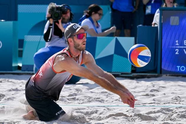 Olympische Spiele Beach volleyball, Beachvolleyball ; Paris 30.07.2024 Vorrunde, Herren, GER_FRA, Clemens Wickler (2, GER), Copyright: xBEAUTIFULxSPORTS TomxBlochx