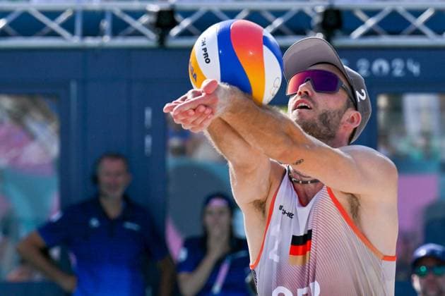 Olympische Spiele Beach volleyball, Beachvolleyball ; Paris 30.07.2024 Vorrunde, Herren, GER_FRA, Clemens Wickler (2, GER), Copyright: xBEAUTIFULxSPORTS TomxBlochx