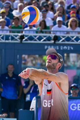 Olympische Spiele Beach volleyball, Beachvolleyball ; Paris 30.07.2024 Vorrunde, Herren, GER_FRA, Clemens Wickler (2, GER), Copyright: xBEAUTIFULxSPORTS TomxBlochx