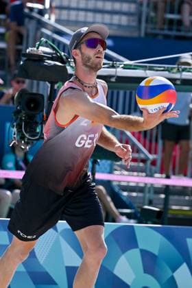Olympische Spiele Beach volleyball, Beachvolleyball ; Paris 30.07.2024 Vorrunde, Herren, GER_FRA, Clemens Wickler (2, GER), Copyright: xBEAUTIFULxSPORTS TomxBlochx