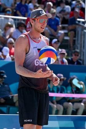 Olympische Spiele Beach volleyball, Beachvolleyball ; Paris 30.07.2024 Vorrunde, Herren, GER_FRA, Nils Ehlers (1, GER), Copyright: xBEAUTIFULxSPORTS TomxBlochx