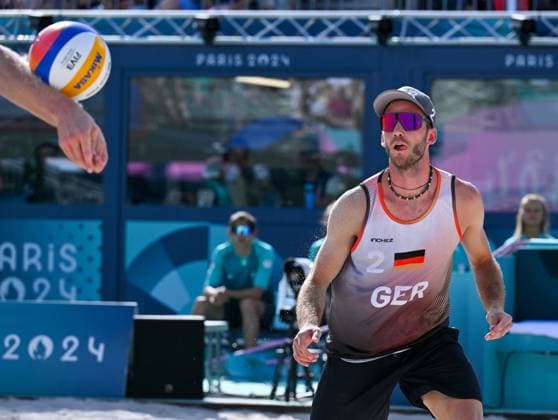 Olympische Spiele Beach volleyball, Beachvolleyball ; Paris 30.07.2024 Vorrunde, Herren, GER_FRA, Clemens Wickler (2, GER), Copyright: xBEAUTIFULxSPORTS TomxBlochx