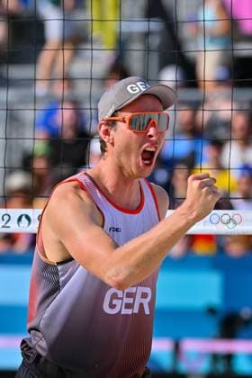 Olympische Spiele Beach volleyball, Beachvolleyball ; Paris 30.07.2024 Vorrunde, Herren, GER_FRA, Nils Ehlers (1, GER), Copyright: xBEAUTIFULxSPORTS TomxBlochx